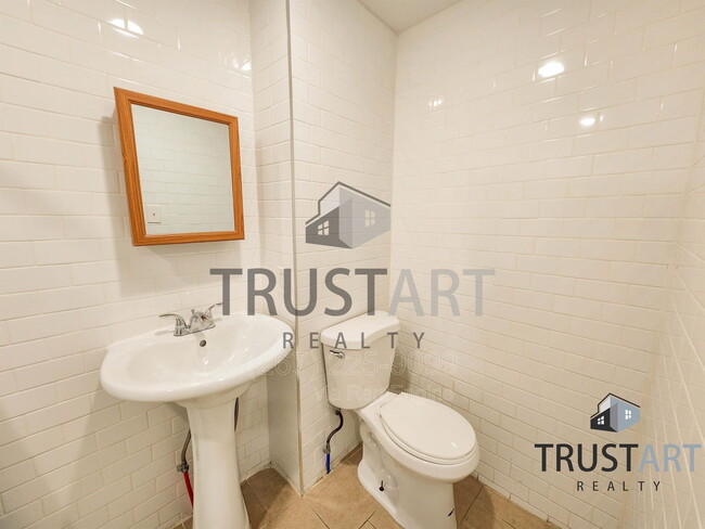 Building Photo - 1933 Colonial St