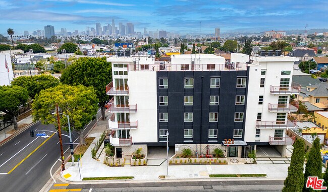 Building Photo - 321 S Fickett St