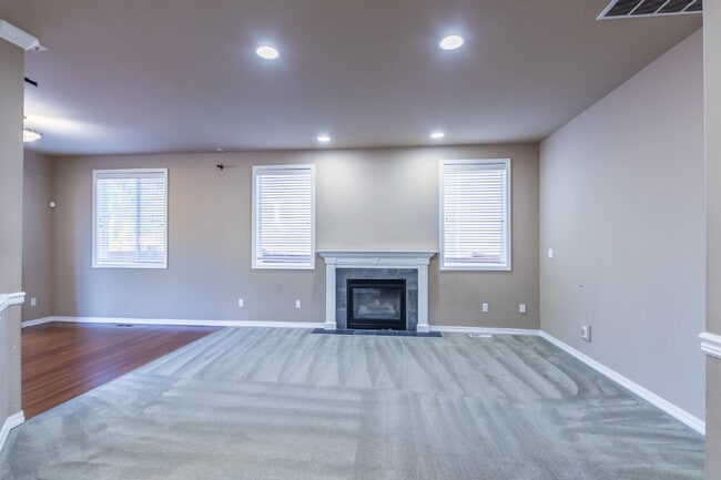 Building Photo - Spacious 4-Bedroom Haven in Kent with 2.5 Bathrooms and 2,570 Sq Ft of Comfort!