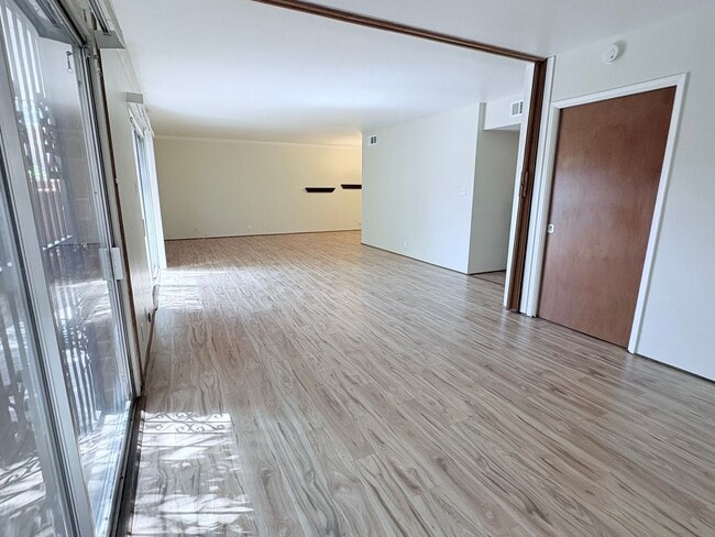 Building Photo - Lovely 2 Bedroom and 2 Bathroom Condo w/ Den! Lots of Space! *SPECIAL OFFER 1/2 Off First Month's...