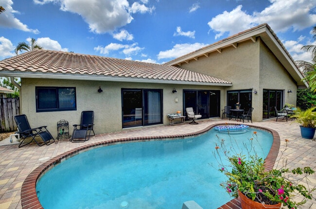 Building Photo - 5850 Vista Linda Ln
