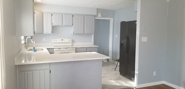 Building Photo - 570 Lincoln St