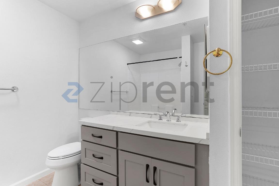 Building Photo - Unit A105