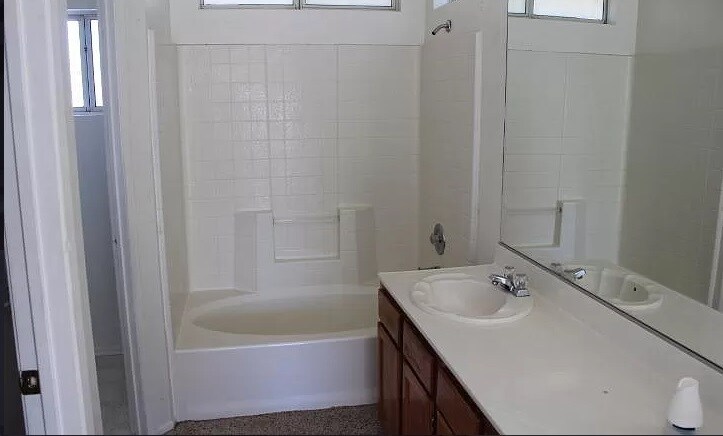 Building Photo - 3558 Glenridge Ave