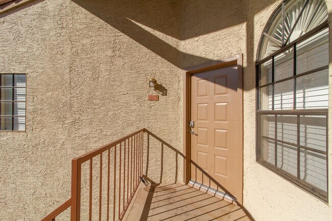 Building Photo - **Charming 2 Bedroom Condo for Rent at Park Centre**