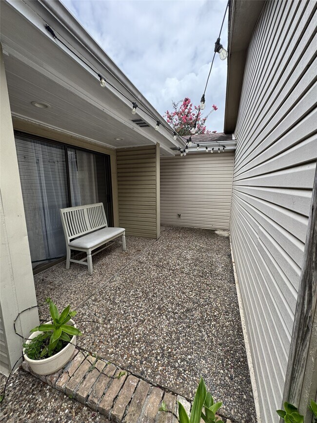 Building Photo - 11322 Briar Forest Dr