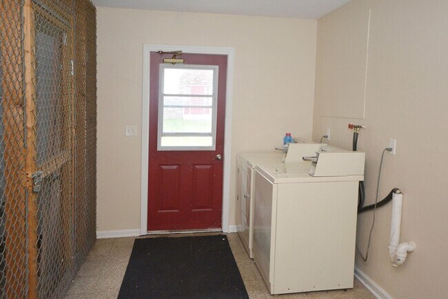 Building Photo - ***Ask about our Security Deposit Alternative!*** $899- Remodeled one bedroom apartment in Eastwood