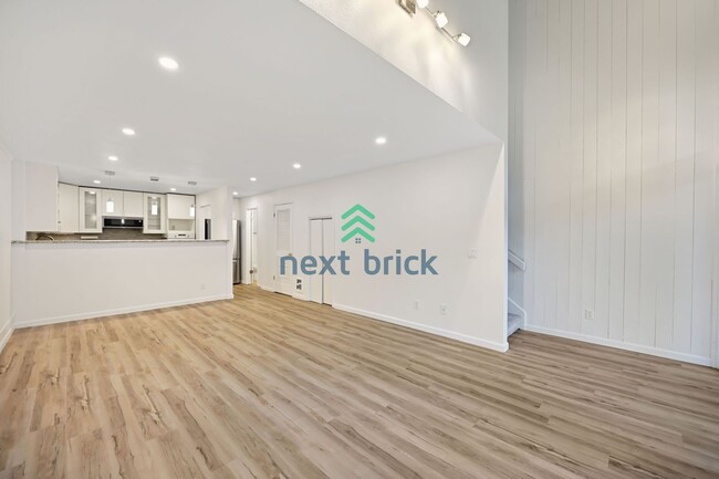 Building Photo - 2 BED & 1.5 BATH Lakeview Townhome FOR RENT