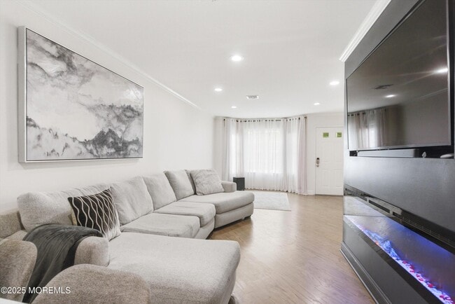 Building Photo - 19 Horseshoe Ct