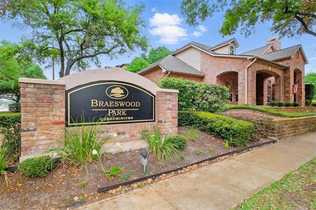 Building Photo - 2255 Braeswood Park Dr