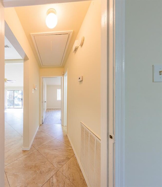 Building Photo - 8 Green Haven Dr