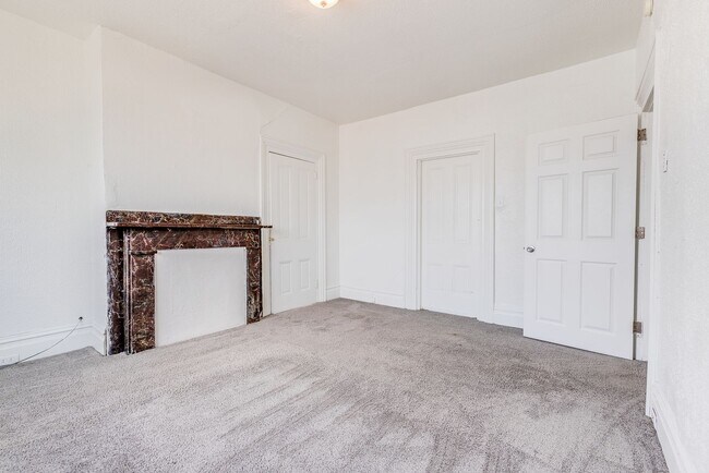 Building Photo - AVAILABLE July 2026 - Huge 5 Bedroom, 2 Bath Home in South Side Slopes w/ Garage Attached!