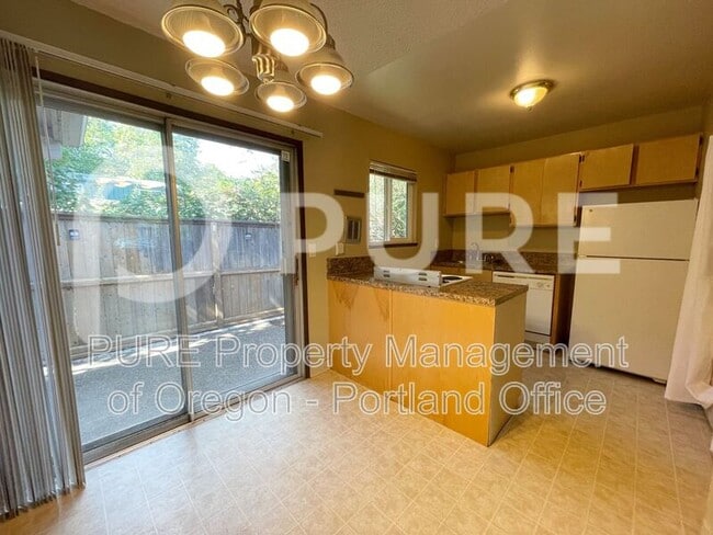 Building Photo - 527 NE 63rd Ave