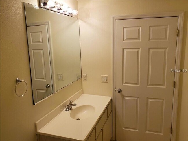 Building Photo - 1108 Apple Terrace