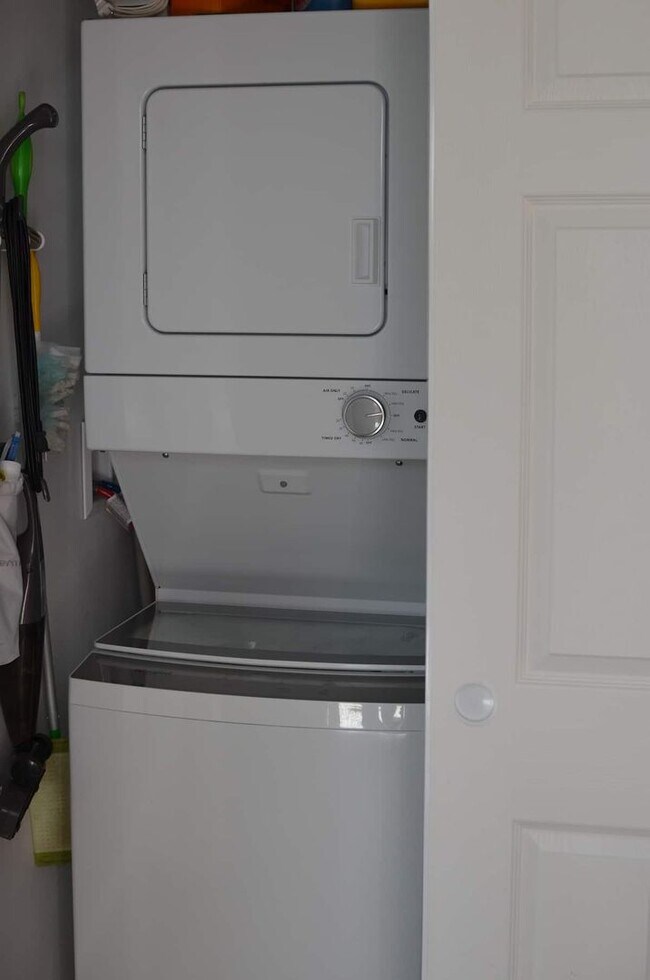 Building Photo - Charming studio ADU with private yard in White Center
