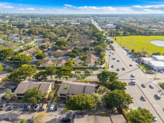 Building Photo - 3065 N Oakland Forest Dr