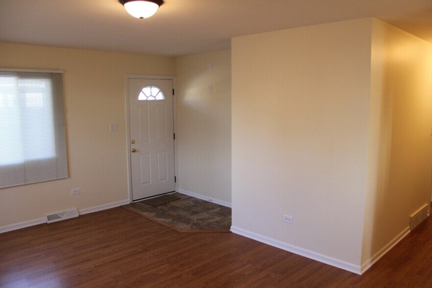 Building Photo - 10S433 Echo Ln