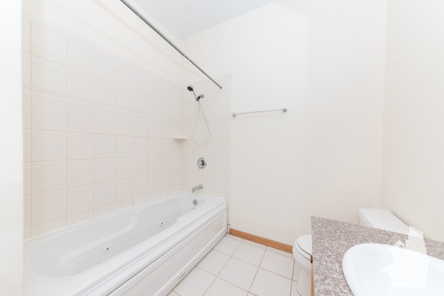 Building Photo - 2539 N Southport Ave