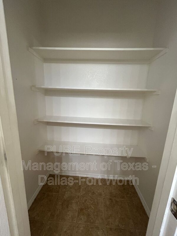 Building Photo - 7628 Hollow Forest Dr