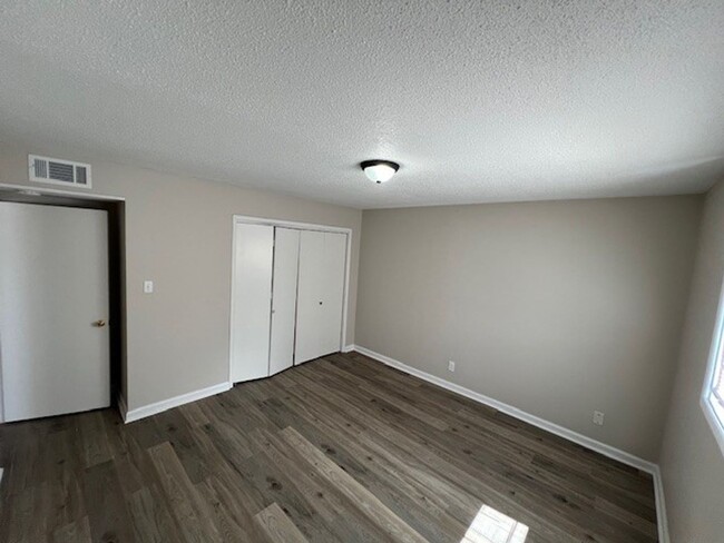 Building Photo - Newly Renovated 3B/1B Apartment Available ...