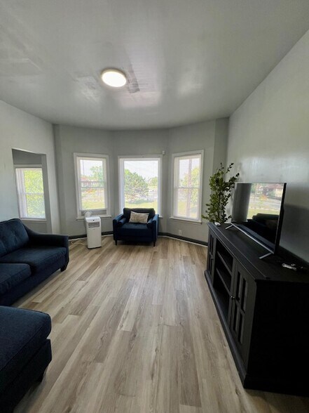 Living Room - 6073 Linwood St