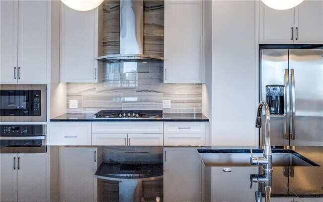 Building Photo - 2322 N Akard St