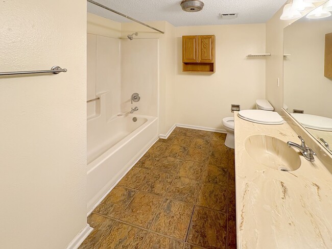 Building Photo - 413 W Kiowa Ave