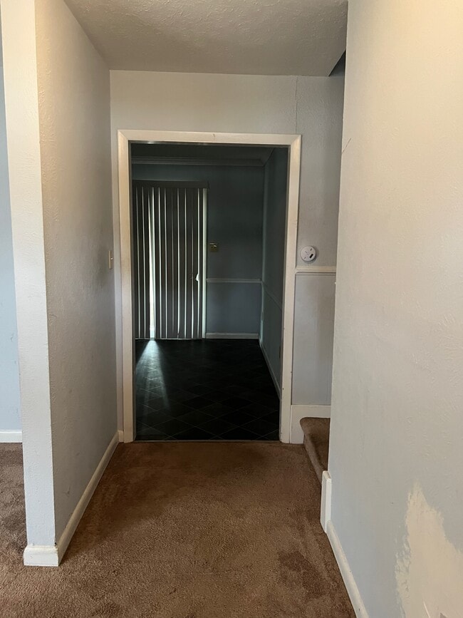 Building Photo - 1602 Camelot Dr