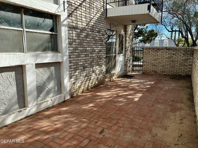 Building Photo - 6700 Escondido Dr