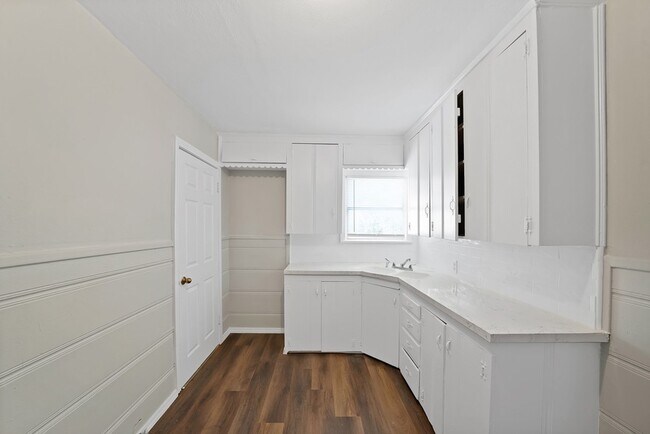 Building Photo - 2305 8th Ave