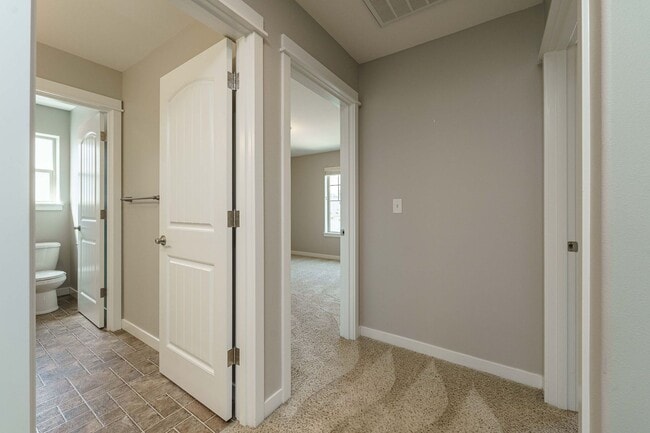 Building Photo - $500 Move In Special  3 Bedroom 2.5 Bath -...