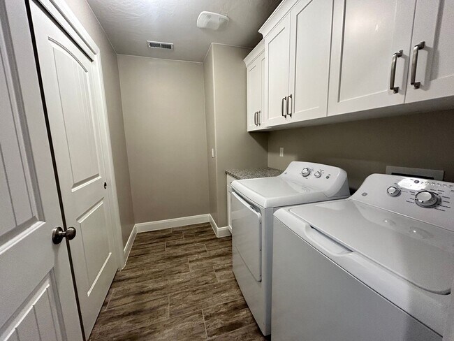 Building Photo - Shadow Ridge Townhome #53!