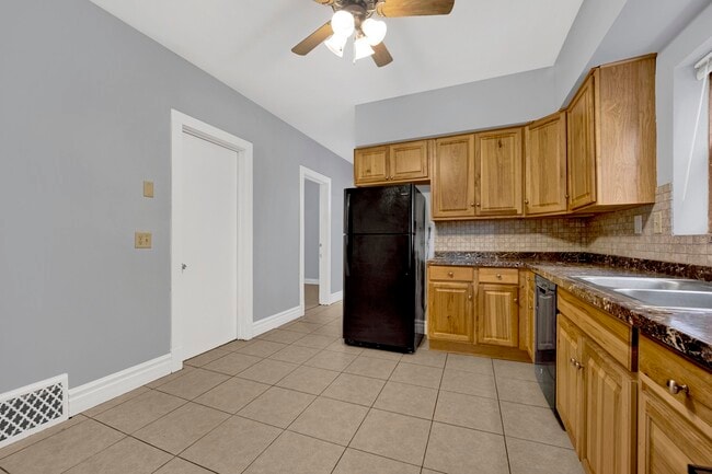 Building Photo - 5015 W Montrose Ave