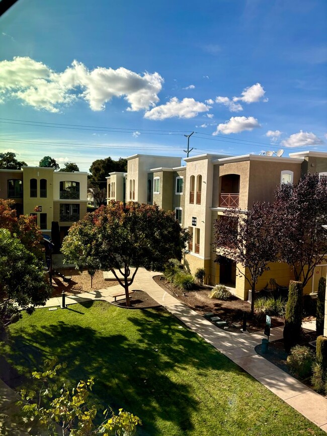 Building Photo - Fabulous San Ramon Condo- Near Bishop Ranc...