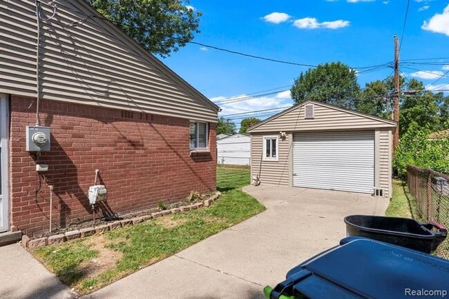 Building Photo - Gorgeous Madison Heights Gem!
