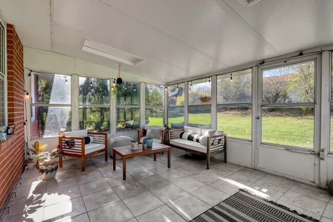 Building Photo - 16450 Dane Ct E