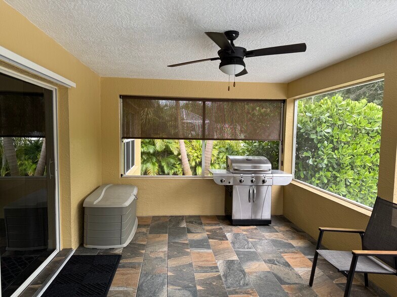 Building Photo - 524 SW Crawfish Dr