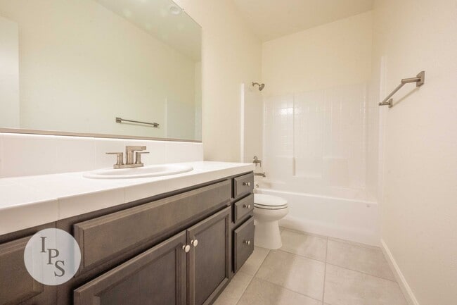 Building Photo - Newer East Clovis Home, 4BR/2BA, with Sola...