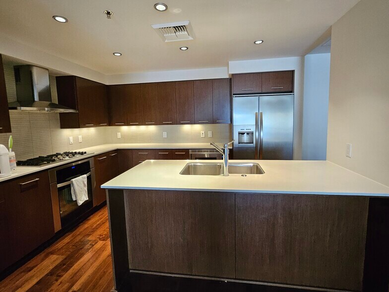 Building Photo - 1310 NW Naito Pky