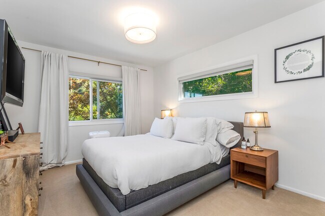 Building Photo - 2385 Sunset Heights Dr