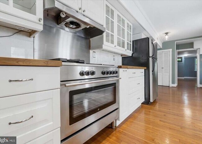 Building Photo - Enchanting Fells Point SFH 2bd/1.5ba w/ CAC, Modern Features, W/D and more! Available now