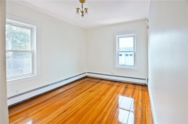 Building Photo - 292 Pleasant St