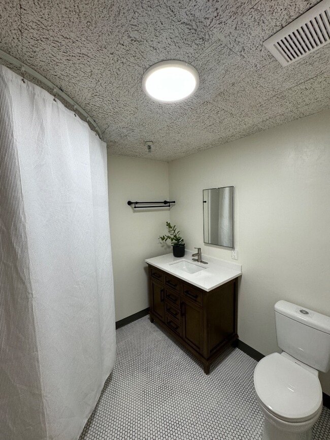 Building Photo - 460 W 600 N