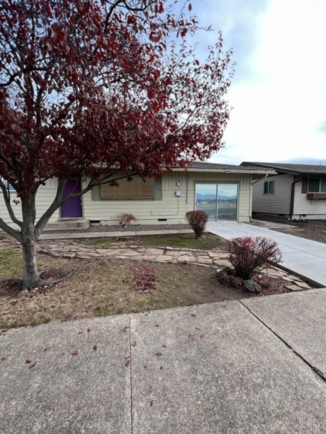 Building Photo - Available Large 3 Bedroom 1 Bath with Conv...