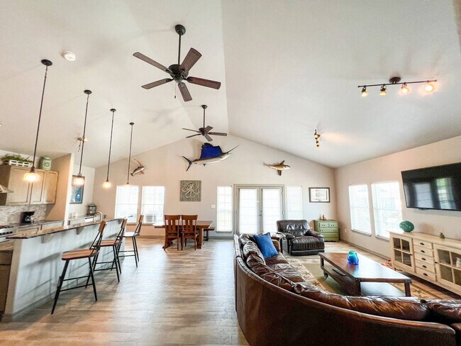 Building Photo - 4037 Summit Dr