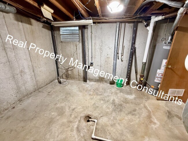 Building Photo - 4 bed | 2.5 bath Home In Shawnee Mission S...