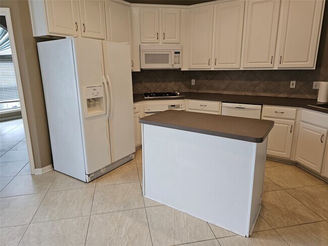 Building Photo - 27182 Kings Manor Dr S