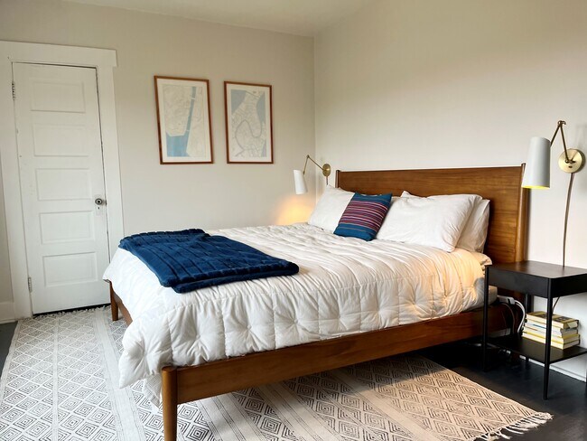 Building Photo - 3029 19th Ave S