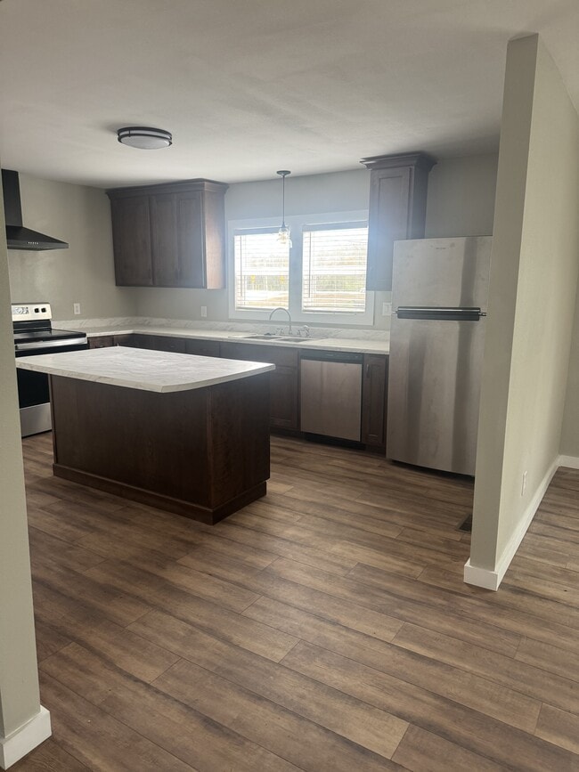 Building Photo - 114 S Elm St