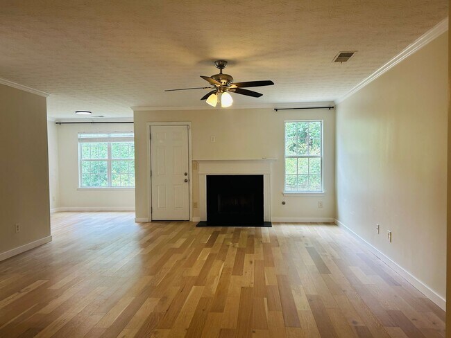 Building Photo - Beautiful 4 bedroom, 2.5 bathroom home in ...